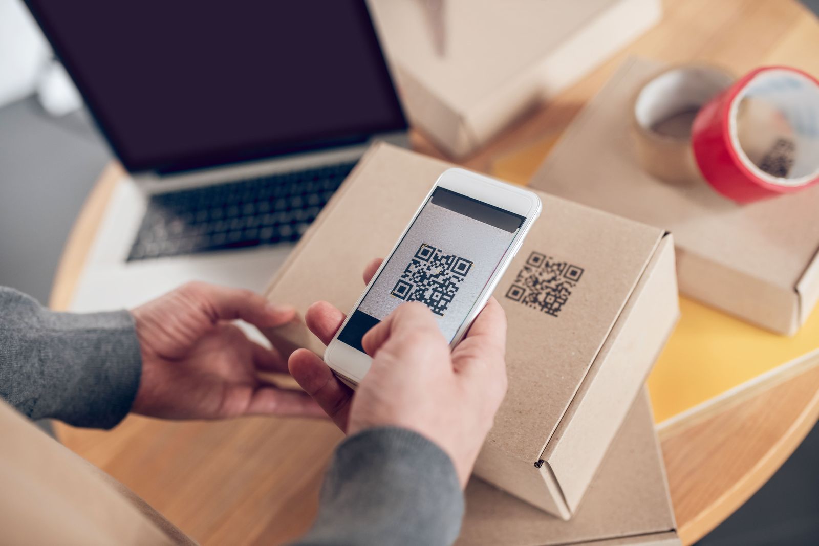 Exemples de QR code couleur avec différents niveaux de contraste