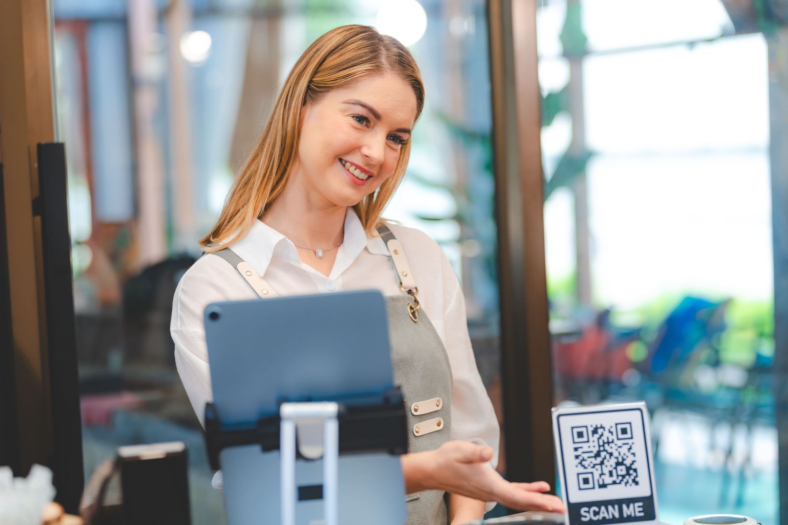 Plaque funéraire gravée avec un QR code menant à une page de mémoire